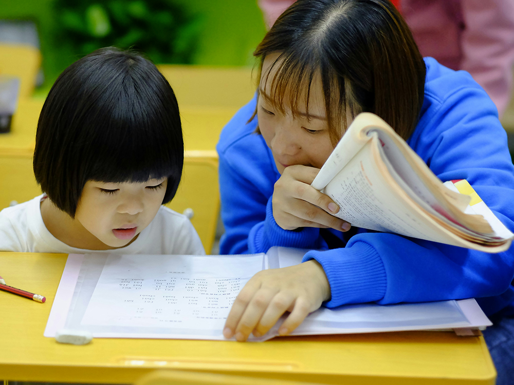 Mon helping daughter